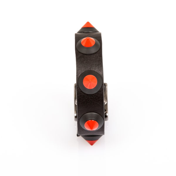 bracciale in pelle nero con borchie rosse