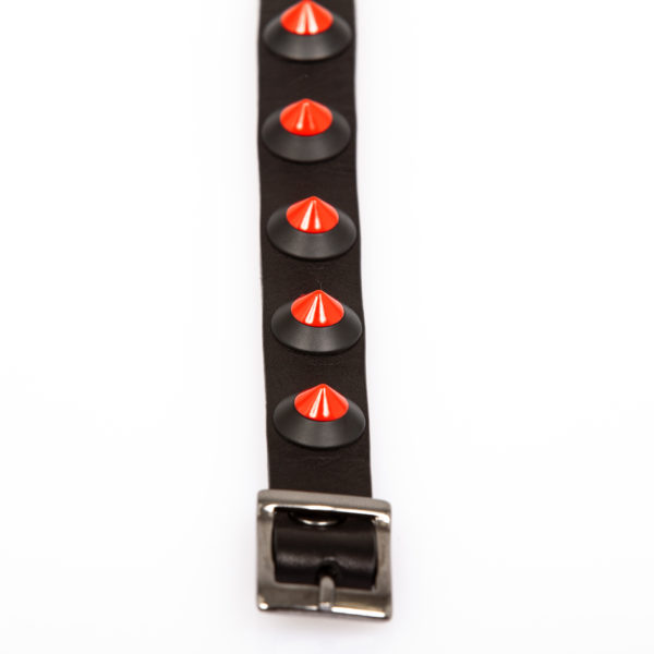 bracciale in pelle nero con borchie rosse