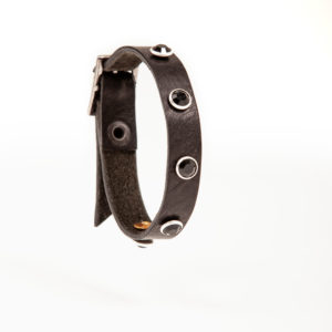 bracciale in pelle nero con borchie nere