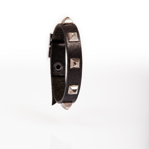 Schwarzes Lederarmband mit kegelförmigen Nieten