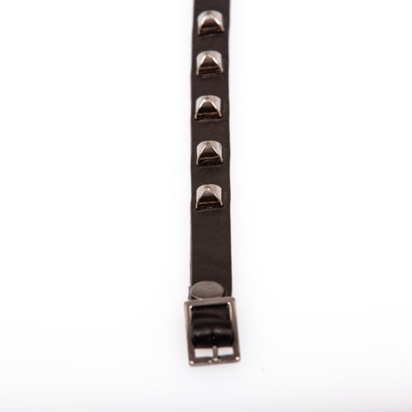 bracciale in pelle nero con borchie in metella color canna di fucile