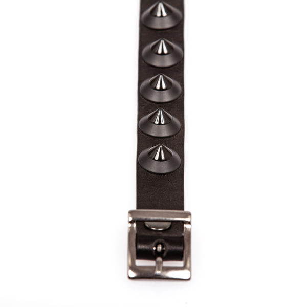 schwarzes Lederarmband mit schwarzen Nieten