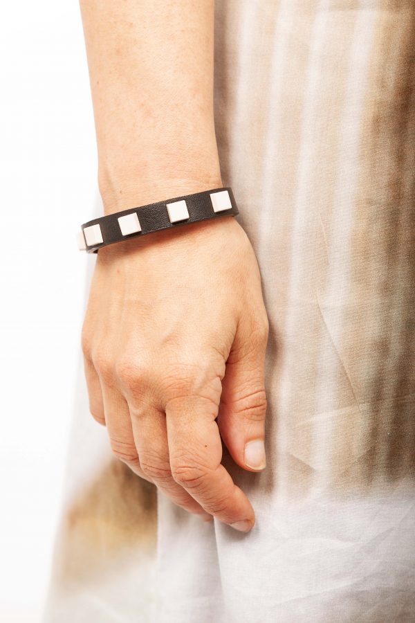 Bracciale in pelle nero con borchie rosa - PARTY\MONSTR